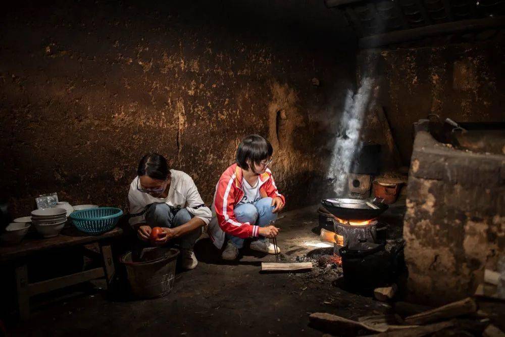 山坡上|那个在山坡上找网的女孩，上大学了！