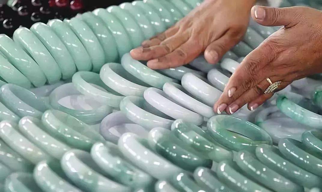 翡翠|有人花150万买刘晓庆翡翠,到手后差点晕倒?她的宝贝到底值不值102亿?