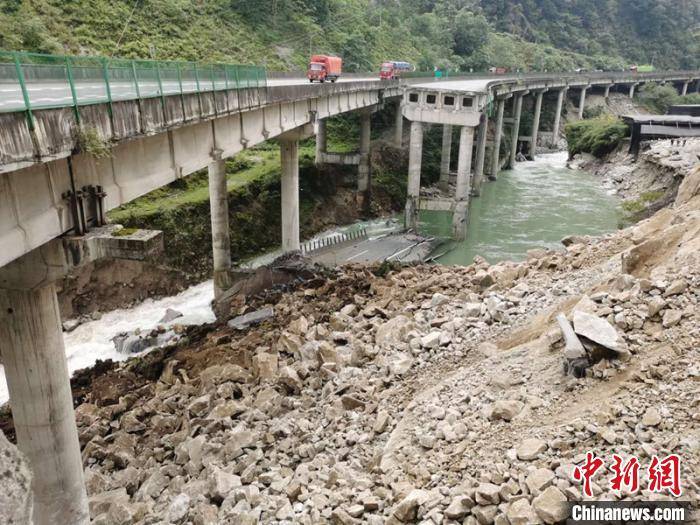 高速路|G5京昆高速四川雅西段滚落山石砸断高速路大桥 交通中断