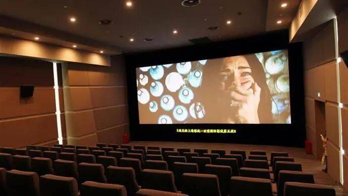 市民罗小姐进电影院观看《信条》 拍了一张大银幕的照片 发在了朋友圈