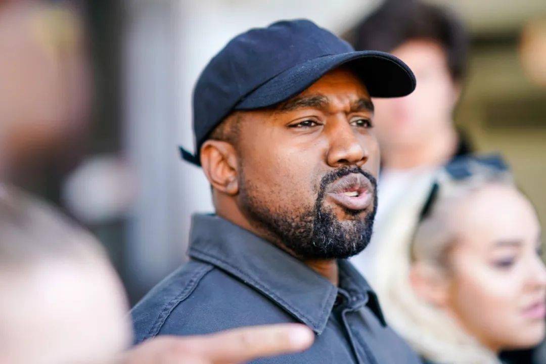 kanye在推特表示,他要帮霉霉拿回专辑版权.