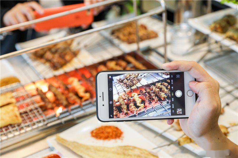 韩缘|69.9元抢！价值150元「韩缘烧烤城」自动烧烤套餐！30荤串+10素串+烧烤伴侣+锡纸金针菇+凉菜+饮品！