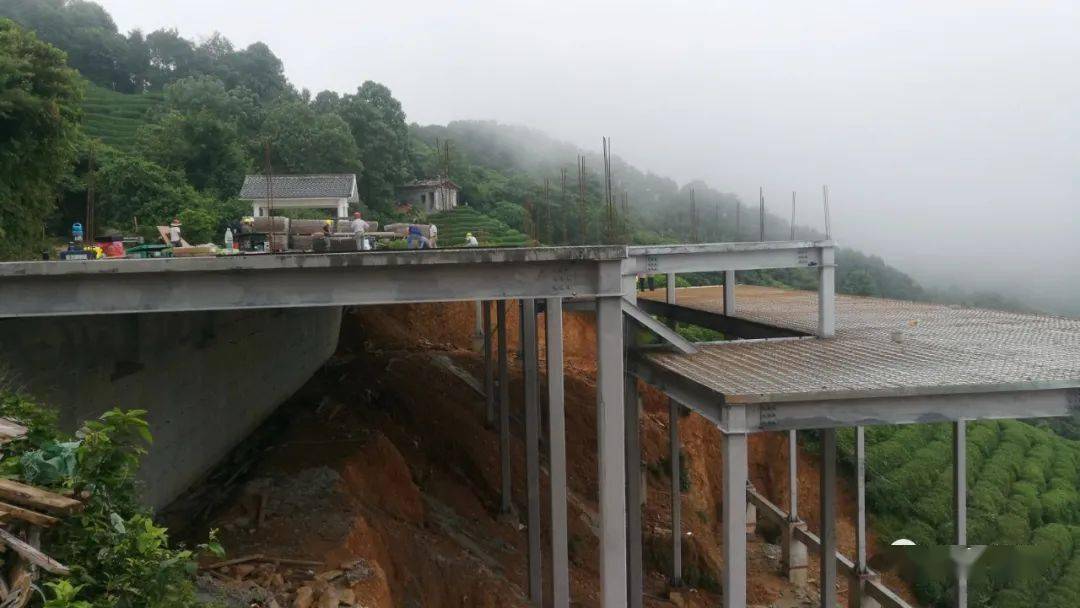 今天散步到南山正在建设的南山茶海观景台项目工地处,发现这里的观景