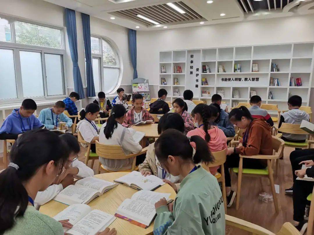 12所学校有了伯鸿校园书屋,有你的学校吗?_桐乡