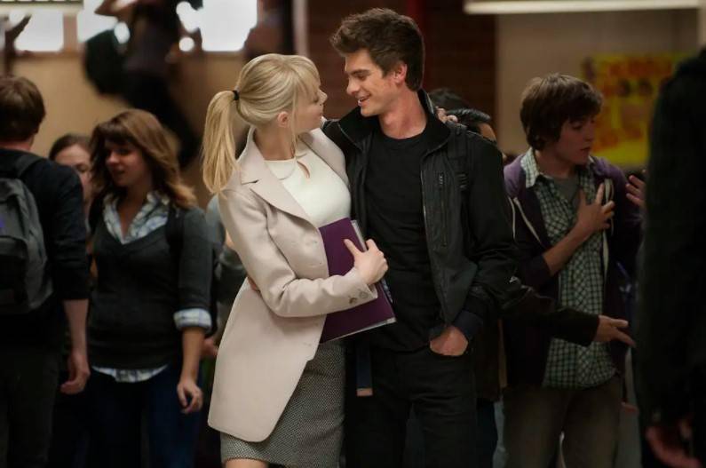 出演过《绯闻计划》《超凡蜘蛛侠》《鸟人》《爱乐之城》等影片，并凭借《爱乐之城》获得第89届奥斯卡金像