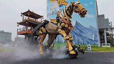 《中华巨马》巨型机械仿生装置艺术孪生作品——《黄金巨马》落户成都