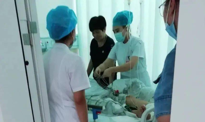 医生时刻关注病人的病情 667e0416955348559a6edcbcc317bdc7.jpeg