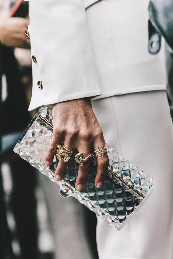 一个人|如何判断一个人是否时髦？看Ta戴几个戒指啊！