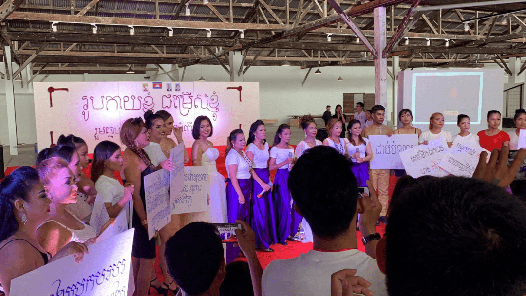 女性|女孩穿性感吊带被判刑！首相：穿这么少，被性侵都是你们自找