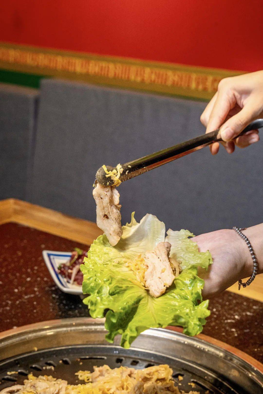 烤肉|口口爆汁，凌晨两点还全是人！这个城中村惊现“烤肉之都”！连续一个月3.3折