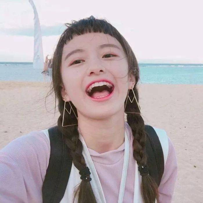 头像笑得很开心的女生头像
