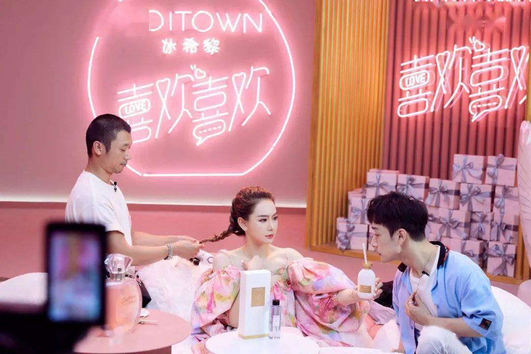 直播|次元璧破了！戚薇罗永浩同框带货力MAX