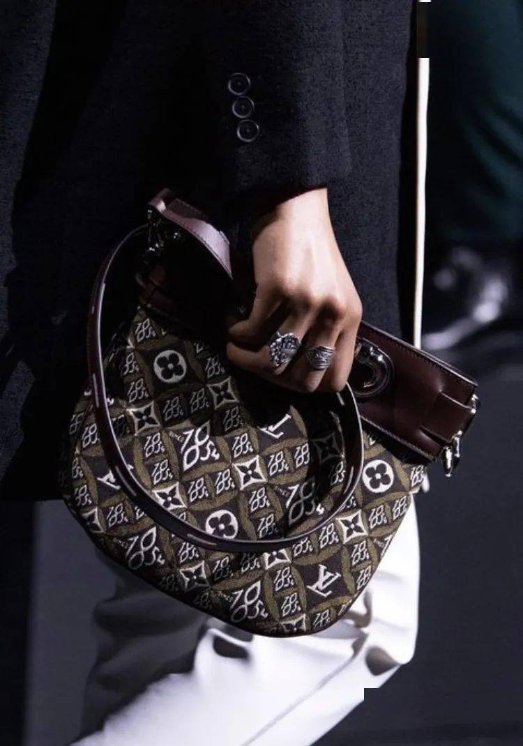 Louis|这个秋天买什么包？——LV的新老花有点时髦