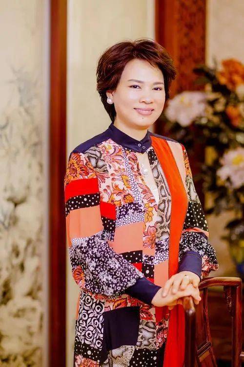 负债|杨杨：她摆地摊卖首饰，如今却负债500亿？买的人却不如卖的人精！