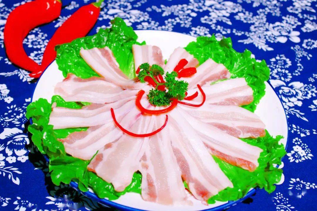 商家|99元抢原价260元「三哥院子地锅烤肉」4-6人餐！烤牛肉、烤五花肉、烤培根、烤翅中、烤鱿鱼……红遍哈尔滨的地锅烤肉快来试试！