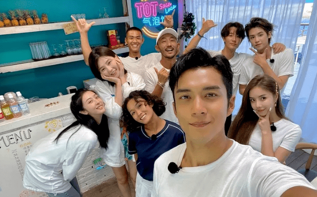 白成|黄轩录一天综艺就“黑化”，为啥同行的乔欣能躲过烈日，白成一道光？