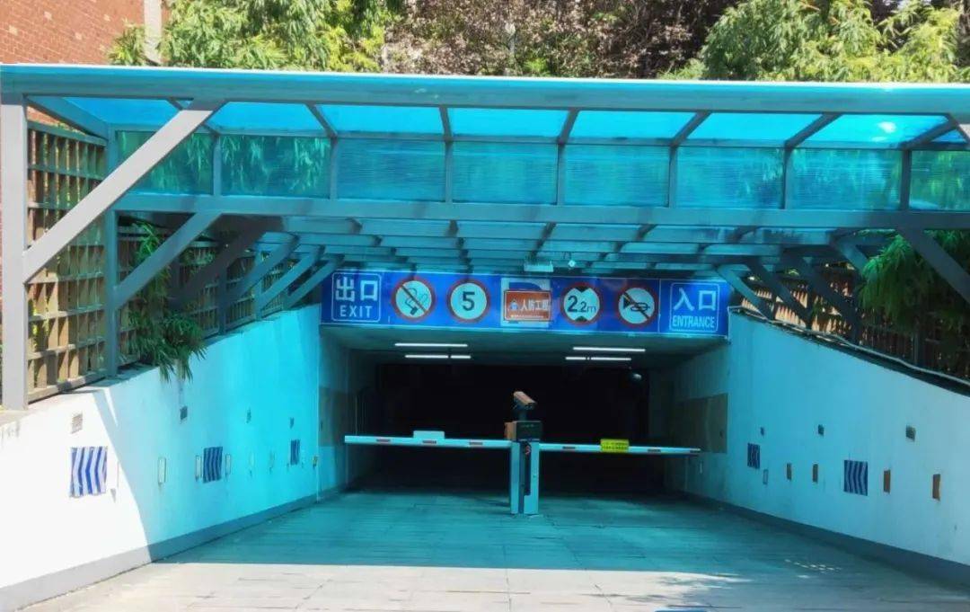 小区共有4处地下车库,其中1处为人防车库,车库出入口有挂人防工程