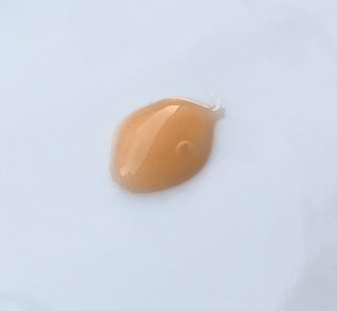 精华|美妆亲测丨脸颊上妆开始起皮了？换季期教你30秒选对保湿精华