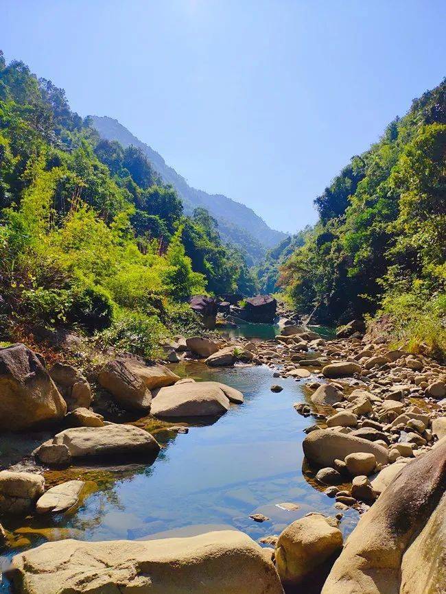 越过小溪,穿过枫林,跨过小桥,行走于山水之间,山村景色尽收眼底.