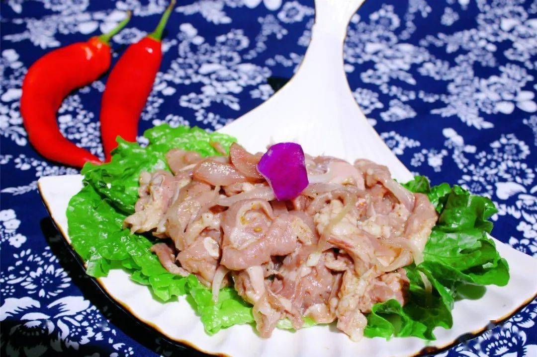 商家|99元抢原价260元「三哥院子地锅烤肉」4-6人餐！烤牛肉、烤五花肉、烤培根、烤翅中、烤鱿鱼……红遍哈尔滨的地锅烤肉快来试试！