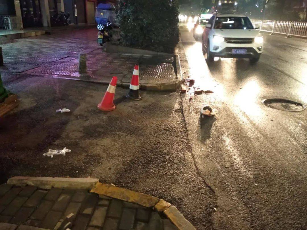 昨晚,湘潭岳塘路口发生一起车祸,一女子被货车碾压