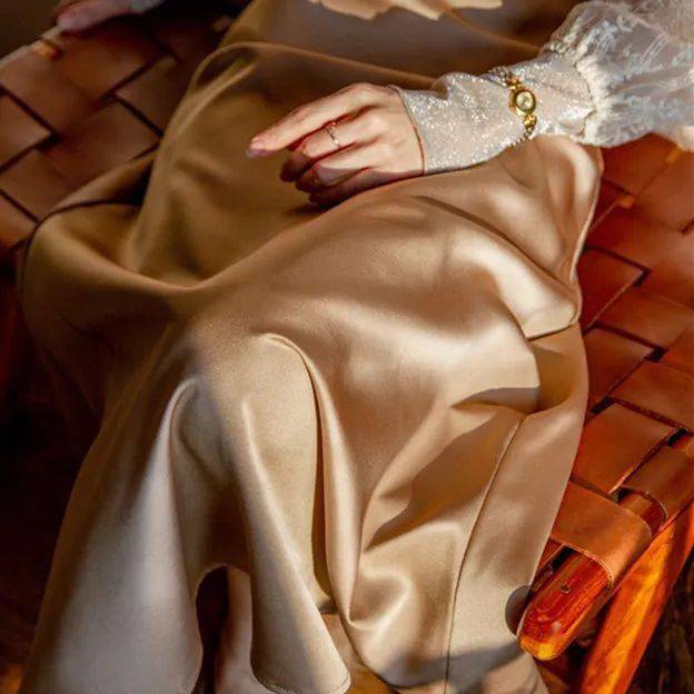 裙子|好物┃风靡时尚圈的丝滑半裙，穿上显瘦10斤还美得很高级！