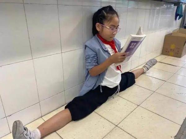 黎佳雯|宁波小娘“劈叉式看书”火了，你努力的样子真美