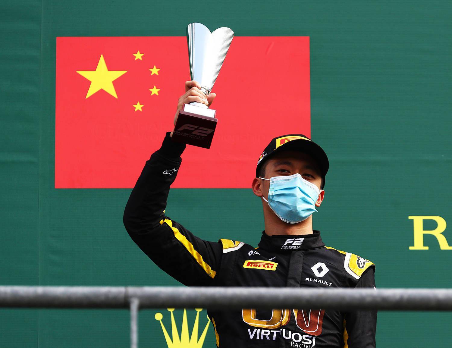 成首位夺得f2分站赛冠军的中国车手,周冠宇距离f1还有