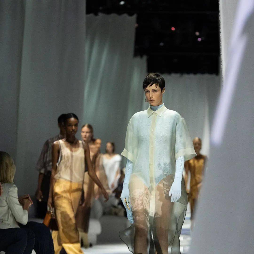 米兰|米兰时装周才举办两天,就有模特新冠阳性了!