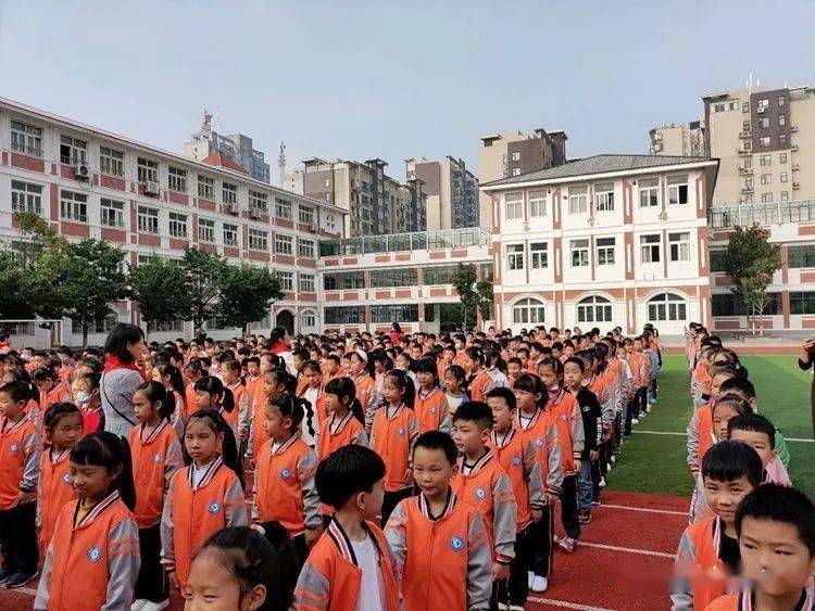 2020仙桃市初中学校_“争做新时代好队员”———仙桃小学2020年秋季新