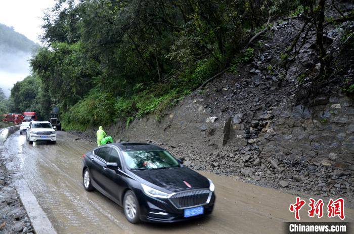 降雨|国道318线西藏通麦段发生泥石流灾害 武警官兵紧急抢通