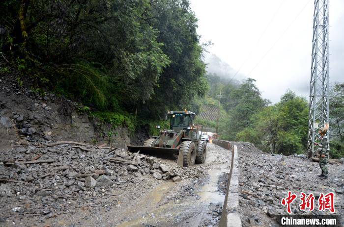 降雨|国道318线西藏通麦段发生泥石流灾害 武警官兵紧急抢通