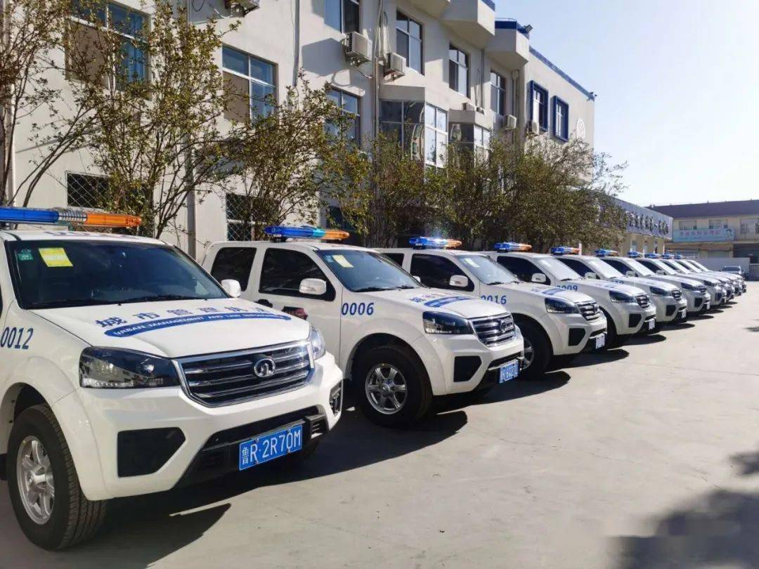 东明县城市管理局淘汰更新了11辆皮卡和6辆新能源电车,全部用于城管