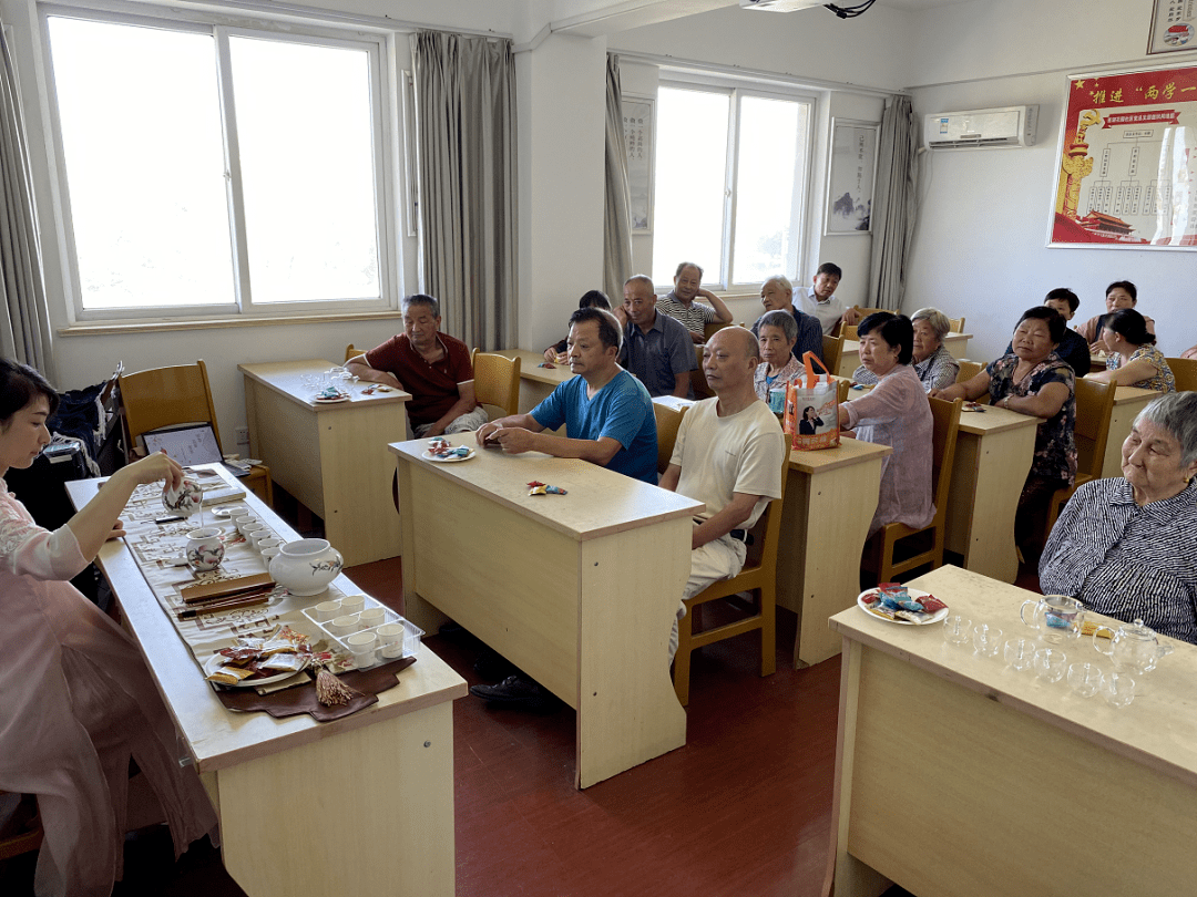 西湖镇西湖花园社区开展老年人茶艺活动