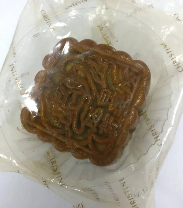 放了十年的月饼“不腐不坏”，老人还吃了两口