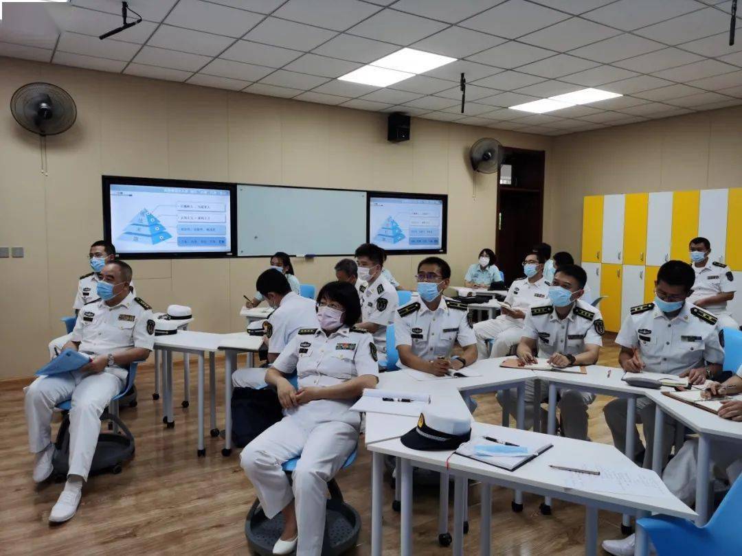 学院智慧教室内,一场热烈的沙龙讨论正在进行.士不厌学,故能成其圣.