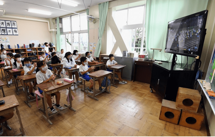 比赛|场面过于欢乐！日本小学运动会现2米长接力棒 网友吐槽