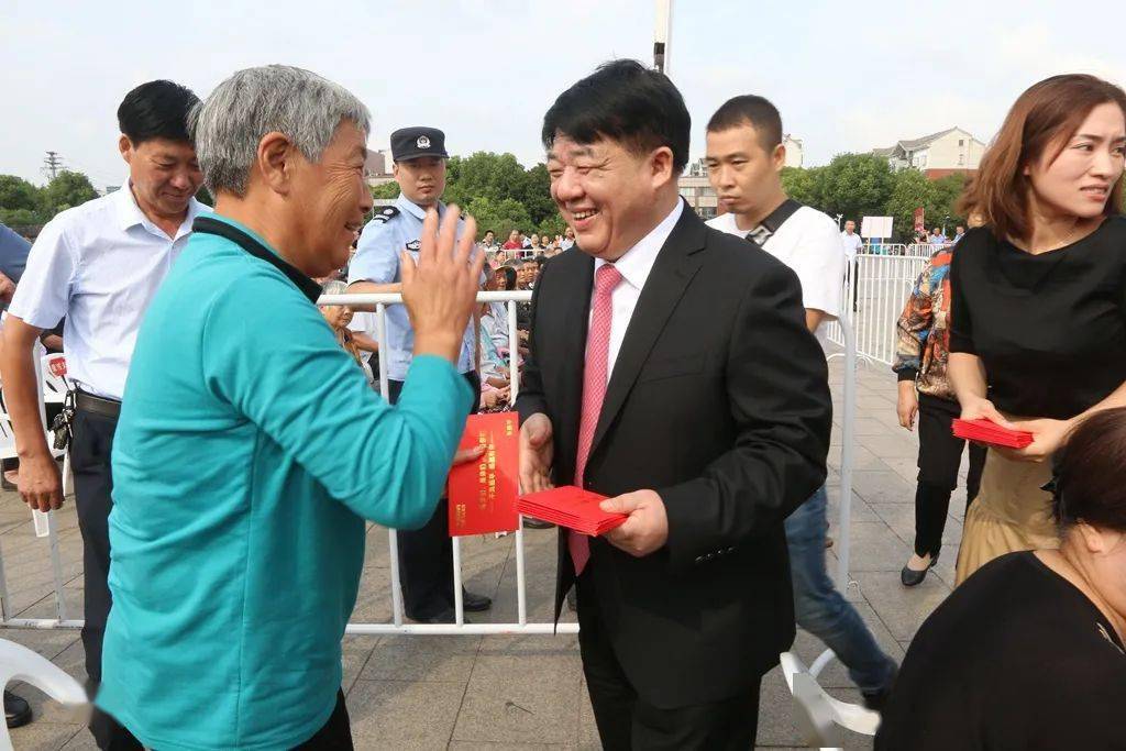 朱建农向飞达村民发中秋慰问红包.