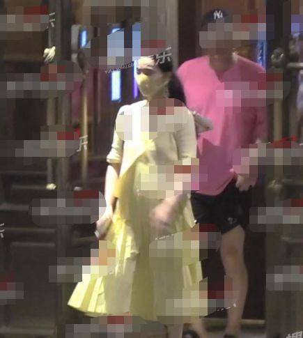 超短裙|范冰冰现身机场，穿超短裙大翻车，腰腹粗壮膝盖太难看