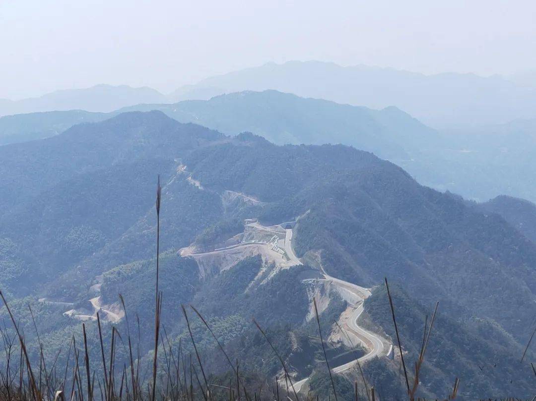 但与"太白峰"隔空相望的南园尖才是诸暨第一高峰,海拔1090米.