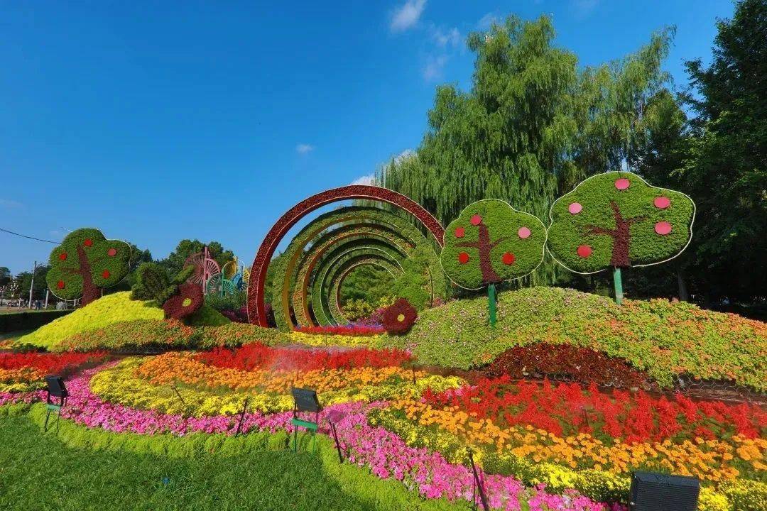 天坛东门 花坛设计以莲花,蜻蜓等元素为设计主体,利用植物造型及色彩