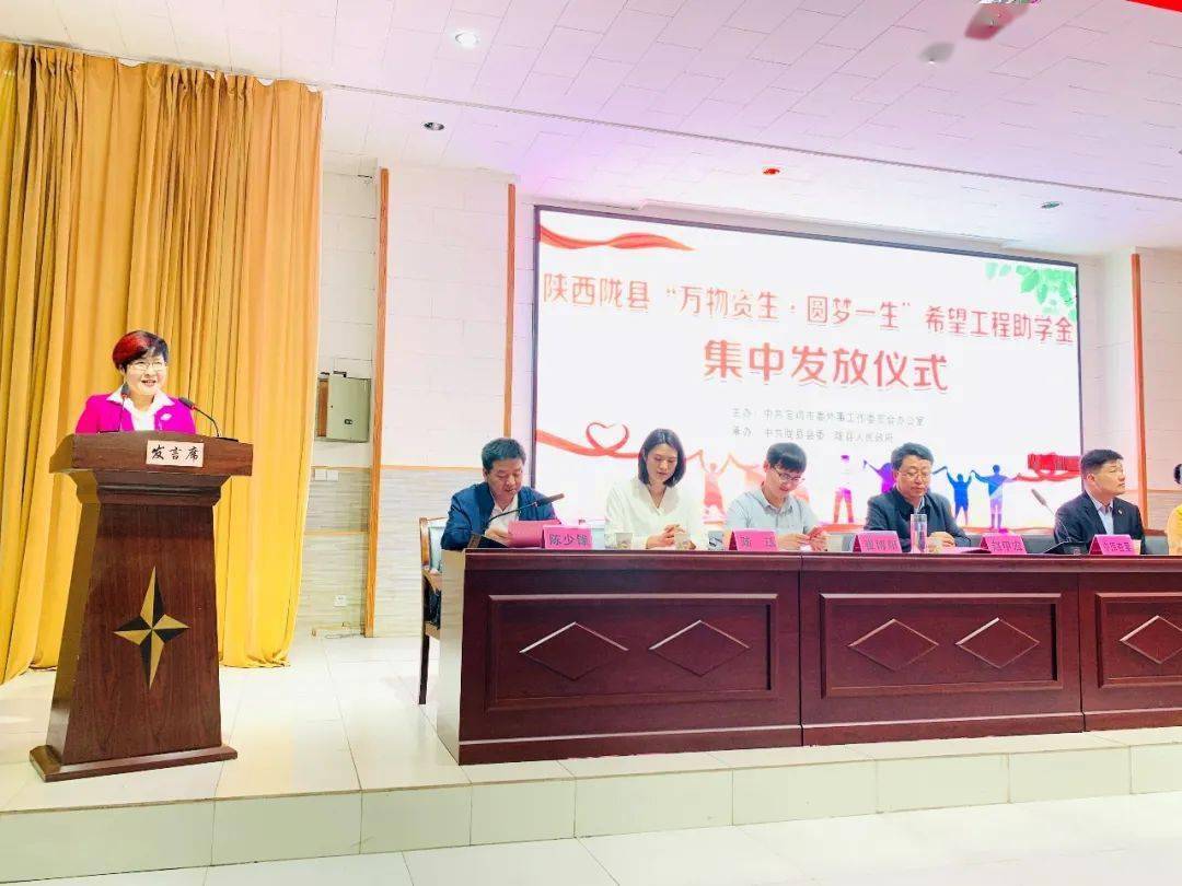 李丽正|?收完近2000个玉米，考上大学的她领到了助学金……