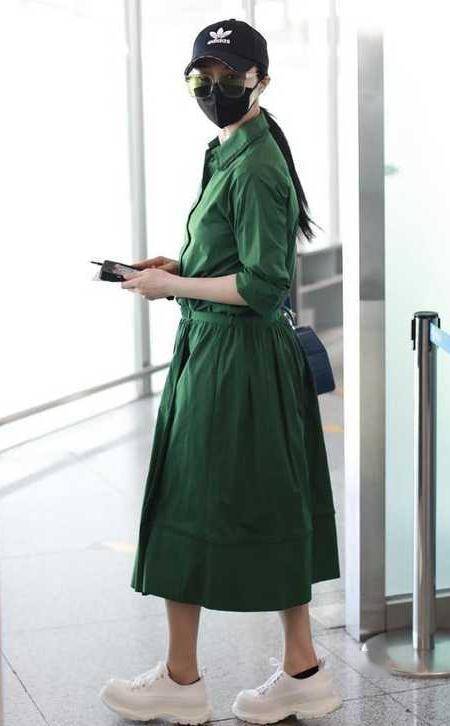 超短裙|范冰冰现身机场，穿超短裙大翻车，腰腹粗壮膝盖太难看