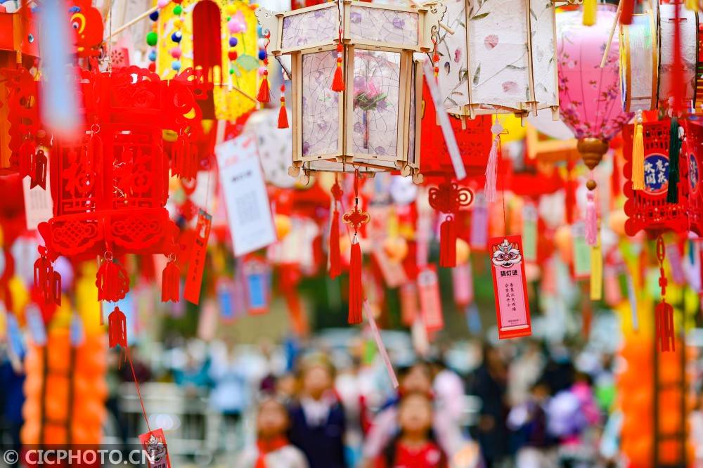 呼和浩特|内蒙古呼和浩特：校园灯会迎佳节