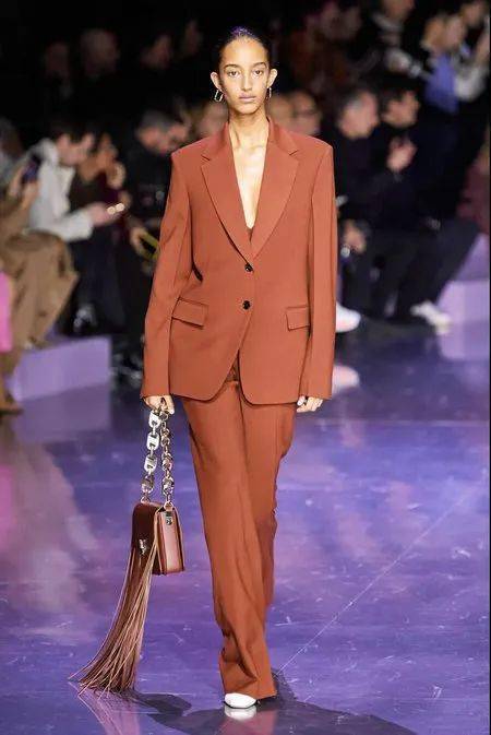 流行色|秋冬流行色新鲜出炉！秋季8大外套流行趋势/ 现在可以穿的2020秋冬连衣裙 /2020/2021秋冬最时尚的裤子指南！