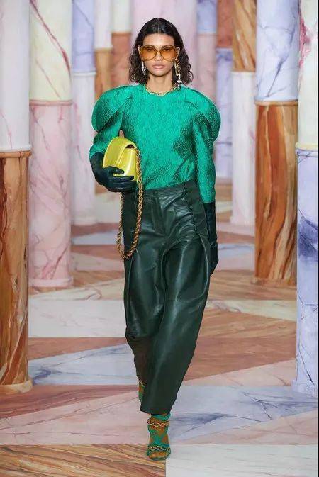 流行色|秋冬流行色新鲜出炉！秋季8大外套流行趋势/ 现在可以穿的2020秋冬连衣裙 /2020/2021秋冬最时尚的裤子指南！