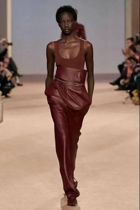 流行色|秋冬流行色新鲜出炉！秋季8大外套流行趋势/ 现在可以穿的2020秋冬连衣裙 /2020/2021秋冬最时尚的裤子指南！