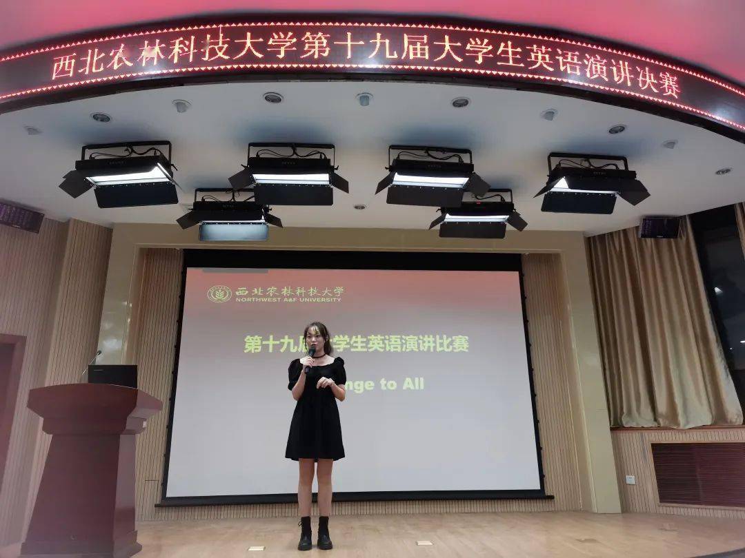 我校第十九届大学生英语演讲比赛决赛圆满结束