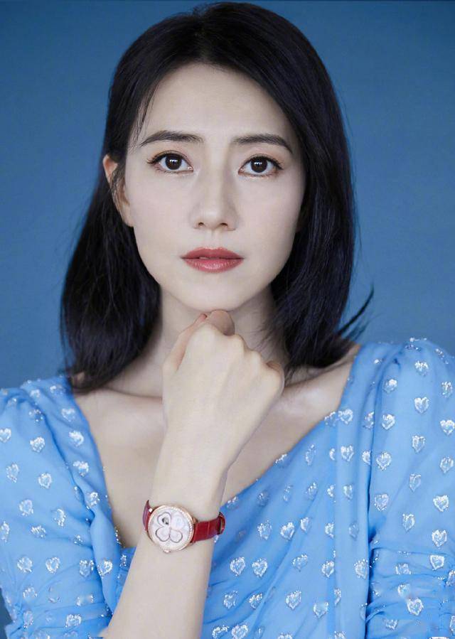 高圆圆年龄满四十减二十蓝色碎花裙拍写真垂眸淡笑气质恬静