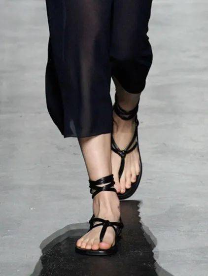 Lucia|让孟美岐、杨采钰都种草的美裙子 据说穿上它才更像“文化人”？